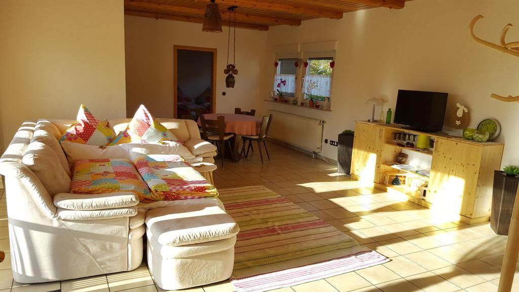 Ferienwohnung Weingut Leis Йострих-Винкел Стая снимка