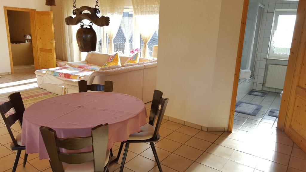Ferienwohnung Weingut Leis Йострих-Винкел Стая снимка