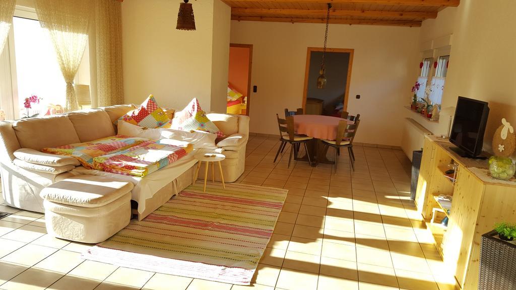 Ferienwohnung Weingut Leis Йострих-Винкел Стая снимка