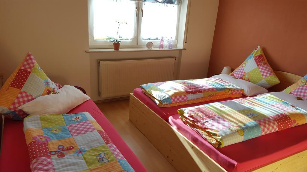 Ferienwohnung Weingut Leis Йострих-Винкел Стая снимка
