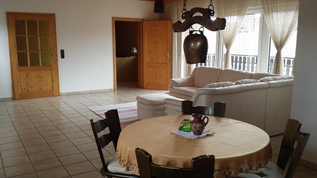 Ferienwohnung Weingut Leis Йострих-Винкел Стая снимка